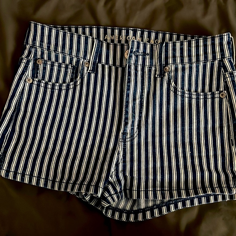 NWT American Eagle jean shorts, size 4.